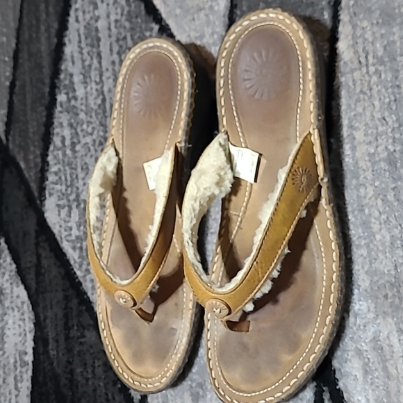 UGG LEATHER SHEEPSKIN BUTTON LOGO SANDALS - Picture 5 of 12